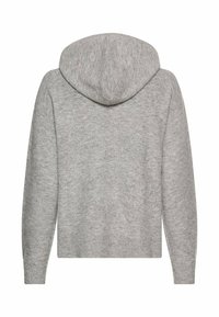 Haut en sweat à capuche gris, en tricot côtelé avec une grande capuche, des manches longues et une coupe décontractée. Le matériau semble doux et texturé. Pas de logos ni de motifs visibles.