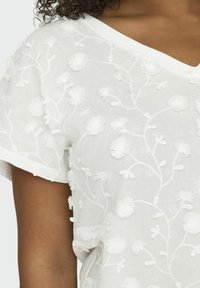 ONLY Carmakoma V-AUSSCHNITT CURVE  - Camiseta estampada - cloud dancer