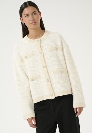 Weißer, strukturiert gestrickter Cardigan mit rundem Halsausschnitt, großen Knöpfen und zwei Fronttaschen. Mit gerippten Bündchen und Saum.
