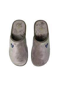 Pantofole grigie in peluche con apertura sul retro, tessuto morbido, dettaglio ricamato a forma di cuore in blu navy e logo dorato sulla soletta. Suola piatta.