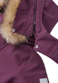 Burgundy jacka med fuskpälsdetaljer, dragkedjestängning och silverfärgad hårdvara. Slät, texturerad tyg med sömnad och flikdetaljer.
