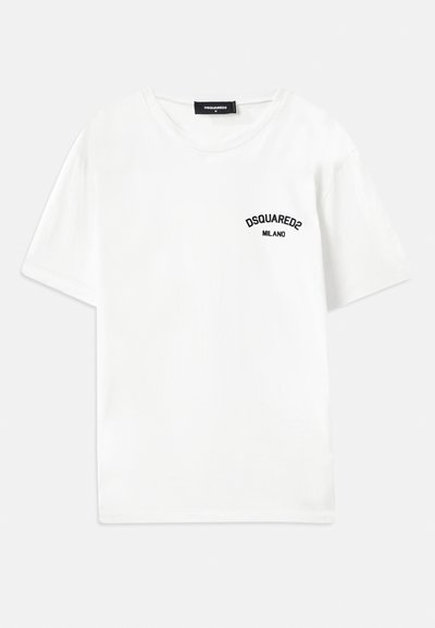 Camiseta blanca de algodón con cuello redondo, mangas cortas y un logo bordado en negro que dice "DSQUARED2 MILANO" en el lado izquierdo del pecho.