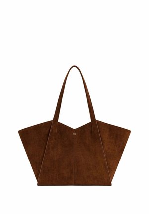 Sac cabas en daim marron à forme trapézoïdale large avec deux bretelles d'épaule, arborant un petit logo "JW PEI" au centre.