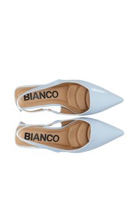 Šviesiai mėlynos blizgios odos bateliai su atviru kulnu, smailiu pirštu, paminkštintu padu ir „BIANCO“ logotipu vidinėje pusėje.