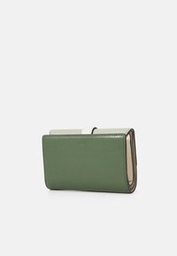 Portefeuille en cuir vert avec une texture lisse, doté d'un design pliant et d'un accent beige clair. Logo subtil embossé à l'avant.