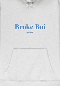 Helle graue Kapuzenjacke mit einer Kängurutasche. Enthält "Broke Boi" in großen blauen Buchstaben und darunter in kleineren blauen Buchstaben "POCKIES".