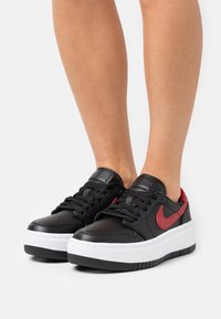 Jordan AIR JORDAN 1 ELEVATE - Tenisky - black/gym red/white