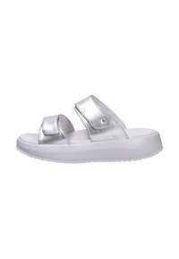 Sandalias deslizantes metálicas plateadas con dos correas ajustables, suela blanca y perfil texturizado para mayor agarre. Presentan un acabado suave y un diseño minimalista.