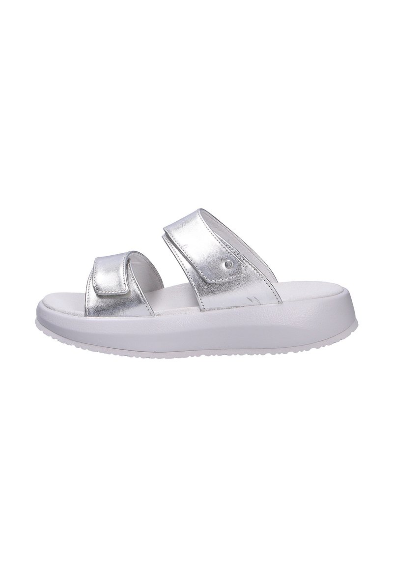Sandalias deslizantes metálicas plateadas con dos correas ajustables, suela blanca y perfil texturizado para mayor agarre. Presentan un acabado suave y un diseño minimalista.