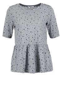 Top gris de manga corta con escote redondo, que presenta un dobladillo peplum y un patrón de puntos en tonos de gris más oscuro.