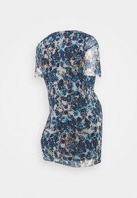 Průsvitné šaty s krátkým rukávem, s květinovým vzorem v modré, tyrkysové a oranžové barvě na světle šedém pozadí, zobrazené z boční a zadní strany.