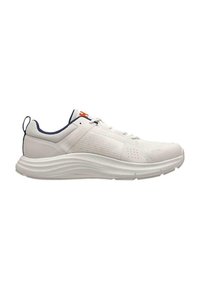 Zapatilla deportiva blanca con parte superior de malla, paneles texturizados, detalles en azul marino y acentos en naranja. Suela flexible con banda de rodadura acanalada.