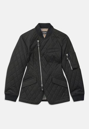 Chaqueta negra acolchada con un cierre diagonal, 2 bolsillos frontales y un bolsillo de parche en la manga. Cuenta con un cuello de canalé y un diseño estructurado.