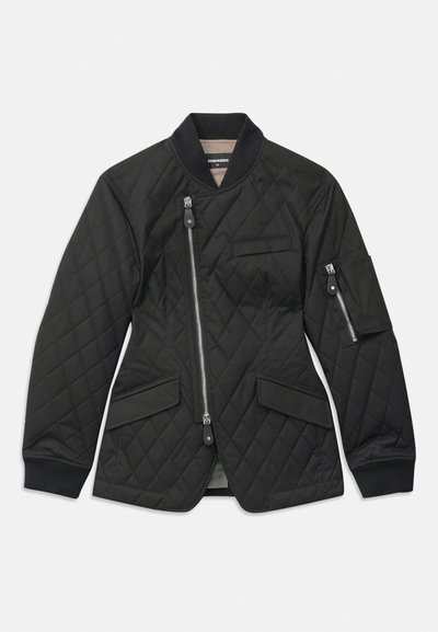 Giacca nera trapuntata con zip diagonale, 2 tasche frontali e tasca a toppa sulla manica. Presenta un colletto a coste e un design strutturato.