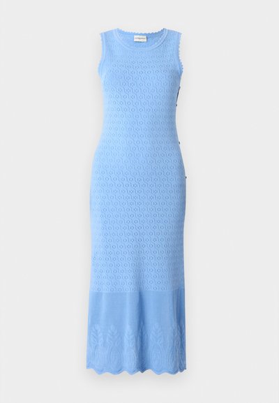 Ανοιχτό μπλε πλεκτό φόρεμα με υφή λουλουδιών και δαντέλα, χωρίς μανίκια, με τελείωμα και λαιμόκοψη με κυματιστές άκρες. Διαθέτει κουμπιά στο πλάι.