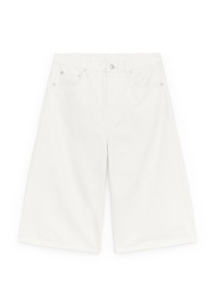 Short en denim blanc longueur genou avec poches avant, passants de ceinture et fermeture à bouton sur fond blanc.