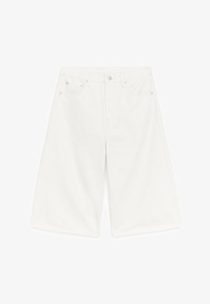 Short en denim blanc longueur genou avec poches avant, passants de ceinture et fermeture à bouton sur fond blanc.