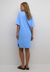 Hele sinine puuvillane t-särgimudel dress, lõdva istuvuse, lühikeste varrukate, külgsigu ja ümarate kaelustega, ulatub üle põlvede.