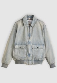 Ανοιχτό μπλε denim μπουφάν με φερμουάρ μπροστά, δύο μπροστινές τσέπες, ριμπ μανσέτες και γιακά. Διαθέτει εσωτερική φόδρα με καρό σχέδιο. Casual σχεδιασμός.