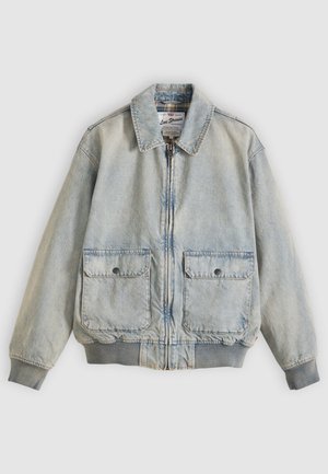 Jachetă de denim albastru deschis cu fermoar frontal, două buzunare frontale, manșete ribelate și guler. Are o căptușeală în carouri. Design casual.