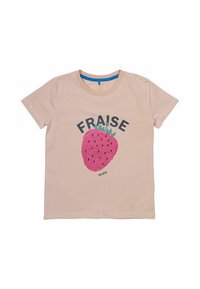 Šviesiai rožinė trumpomis rankovėmis marškinėliai su dideliu rožiniu braškės grafiniu vaizdu ir žalios spalvos lapais, o apačioje užrašas "FRAISE" storomis juodomis raidėmis.