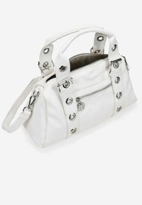 Bolso de mano blanco con forma estructurada, que presenta herrajes plateados, ojales circulares, bolsillo con cremallera y asas dobles para el transporte.