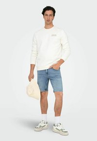 Only & Sons ONSWEFT NORMAL GESCHNITTEN - Kratke hlače od trapera - light blue denim