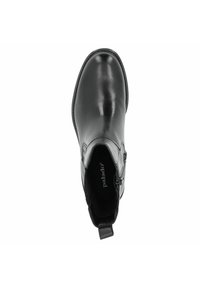 Bota de tobillo de cuero negro con textura suave, punta redonda, cremallera lateral y una pestaña en el talón. Logo visible en el interior de la bota.