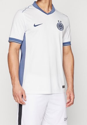 Mand iført hvid og blå fodboldtrøje og hvide shorts med Nike-logoer og Inter Milan-klubbens badge på brystet.