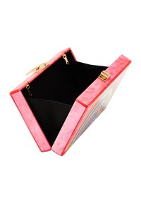 Clutch acrilico rosa con una finitura marmorizzata. L'interno è in tessuto nero. Caratterizzato da accessori in oro e un design strutturato e geometrico.