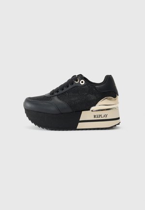 Baskets plateformes noires avec lacets noirs, accent doré au talon et marqué "REPLAY" sur une semelle épaisse beige.