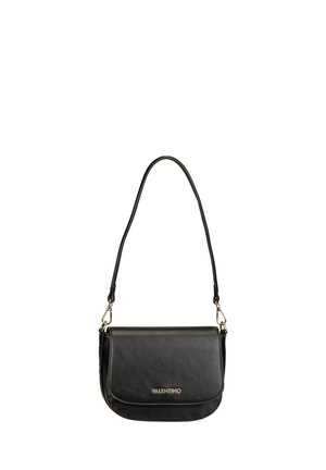 Sac à bandoulière Valentino en cuir noir avec ferrures dorées et bandoulière réglable, doté d'un rabat et d'un logo discret à l'avant.