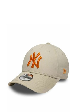 Casquette de baseball beige avec logo NY brodé orange sur le devant et emblème orange assorti sur le côté, comprenant une visière incurvée et un dos ajustable.