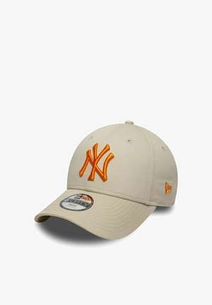 Berretto da baseball beige con logo NY ricamato arancione sul davanti e emblema arancione abbinato sul lato, dotato di visiera curva e parte posteriore regolabile.