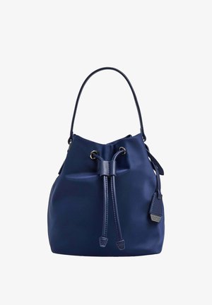 Borsa a secchiello in pelle blu navy con chiusura a coulisse, texture liscia e manico piatto. Include un piccolo tag sul lato.