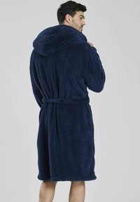Navyblauer Fleece-Bademantel mit Kapuze,Taillenkordel und samtiger Textur. Verfügt über lange Ärmel und eine Länge bis zur Mitte der Waden für zusätzlichen Schutz.