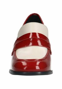 Chaussure en cuir verni rouge avec un embout carré, dotée d'une bande blanche à l'avant et d'accents assortis le long des côtés.