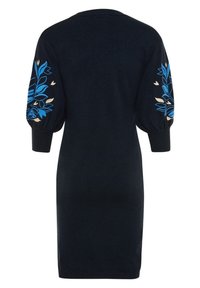 Robe marine avec manches bouffantes ornées de broderies florales bleues et beiges. Silhouette simple avec un col rond et une coupe ajustée.