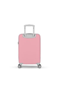 Roze harde koffer met een gestructureerde afwerking, een intrekbaar grijs handvat en vier witte wielen voor mobiliteit.