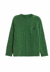 Grüner Kabelstrickpullover mit Rundhalsausschnitt, der zwei Knopfakzente an der Schulter und ein kleines Segelboot-Logo auf der Brust aufweist.