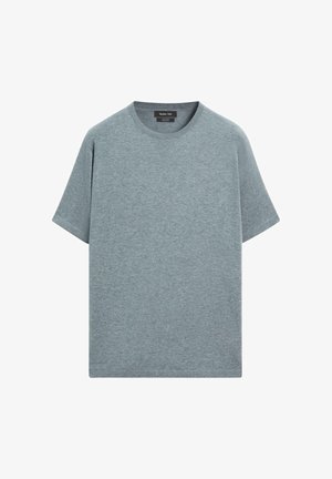Effen grijs T-shirt met korte mouwen en ronde hals, zachte stof, gelabeld Massimo Dutti, afgebeeld op een witte achtergrond.