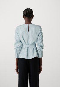 Vero Moda VMELINA BELT - Blúzka - nantucket breeze/white
