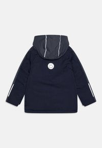 Marinblå vattentät jacka med grå huva, försedd med reflexer och en logo på baksidan. Slät yta, långa ärmar och rak skärning.