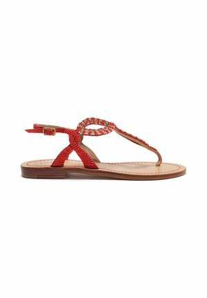 Sandalo flat con cinturini perline rosse e beige, fibbia alla caviglia e suola marrone con cuciture rosse, mostrato di profilo.