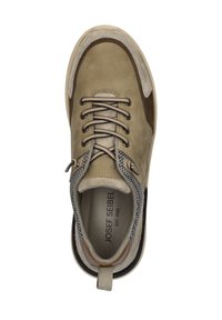 Béžové semišové šněrovací boty s hnědými koženými akcenty, texturovaným síťovaným límcem a gumovou podrážkou. Obsahují poutko na patě pro snadné obouvání.