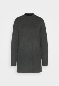 Mörkgrå rippad stickad tröja med hög hals, långa ärmar och en avslappnad passform, med en slät yta genomgående.