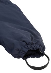 Manga con cordón de color azul marino con una abertura fruncida, que presenta una tela texturizada y un lazo negro para facilitar el ajuste.