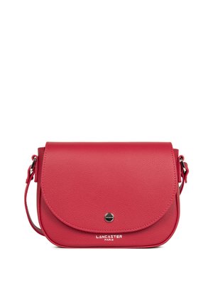 Sac bandoulière rouge Lancaster Paris avec rabat incurvé, cuir texturé, petit bouton métallique rond et bandoulière ajustable.