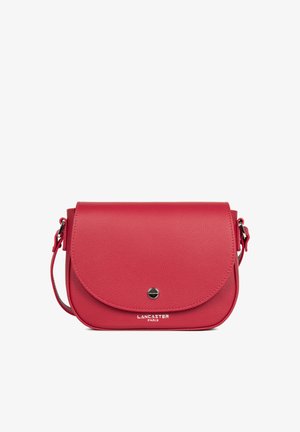 Sac bandoulière rouge Lancaster Paris avec rabat incurvé, cuir texturé, petit bouton métallique rond et bandoulière ajustable.