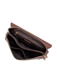 Hnědá kožená psaníčko otevřené, ukazující více zipovaných a členěných sekcí s detaily zlatého zipu.